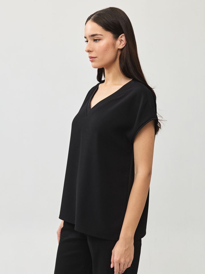 חולצה V סטן  PROMO בצבע שחור