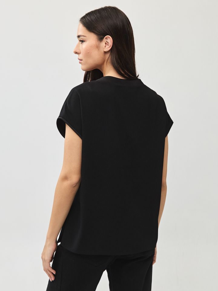 חולצה V סטן  PROMO בצבע שחור