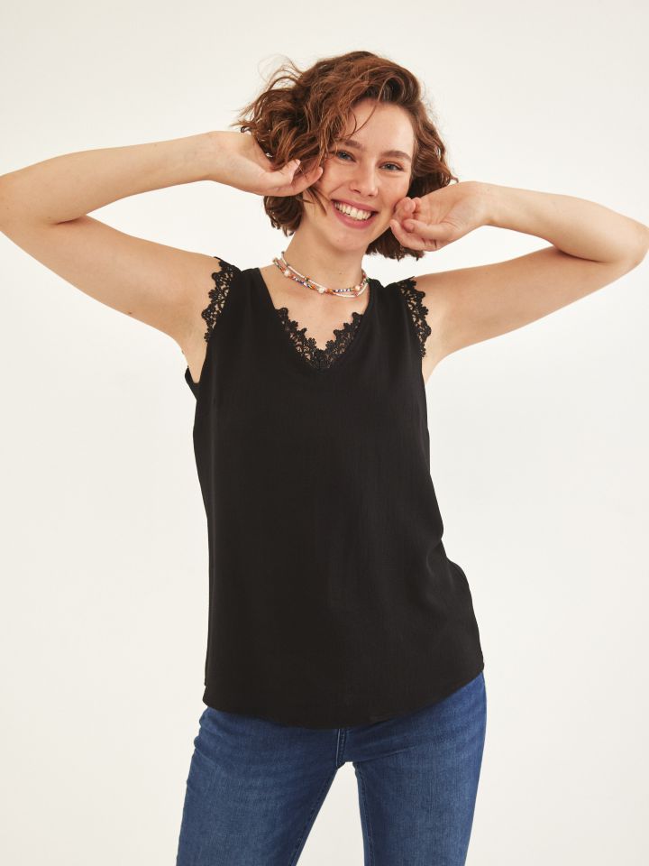 חולצה V קרושה PROMO בצבע שחור