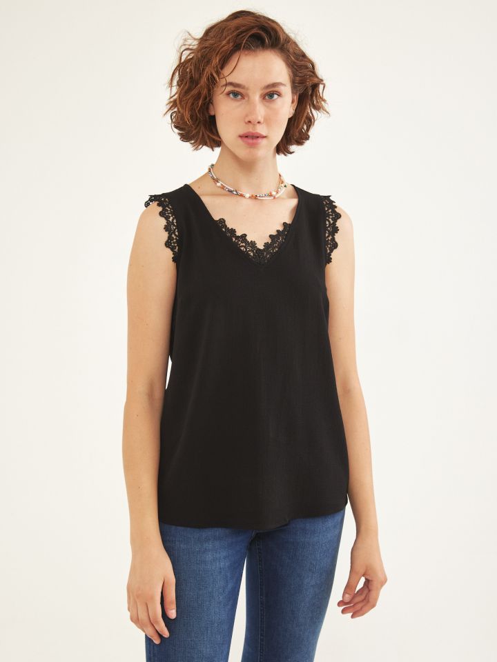 חולצה V קרושה PROMO בצבע שחור