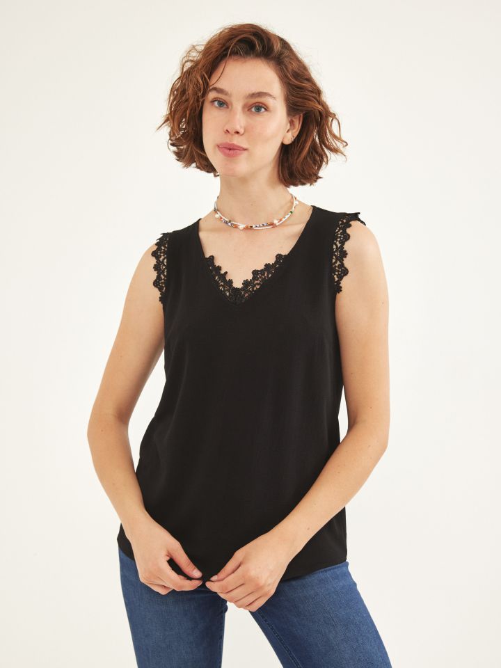 חולצה V קרושה PROMO בצבע שחור