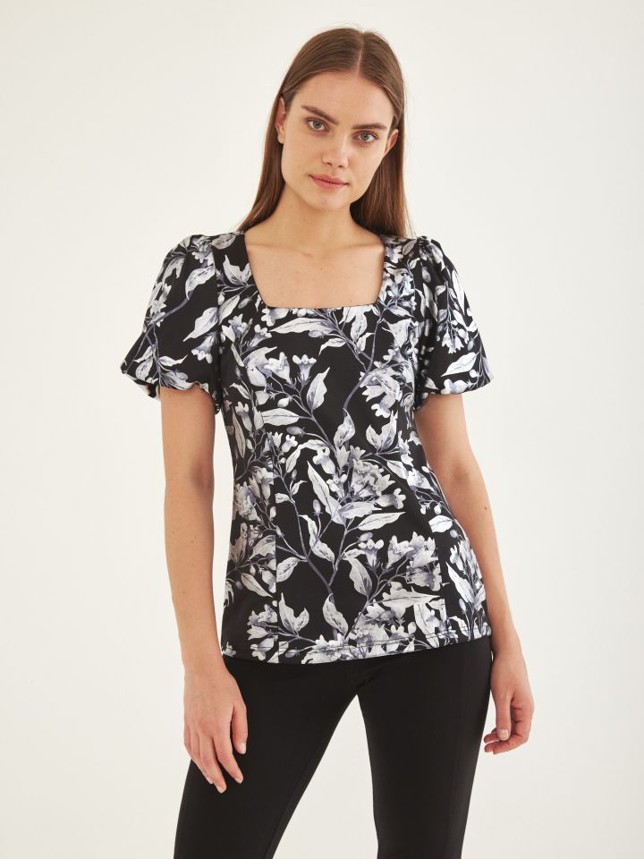 חולצה דפוס פוייל שרוול בלון בצבע שחור