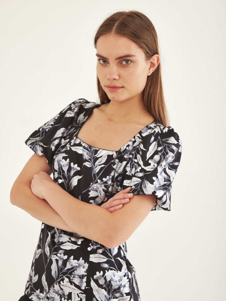 חולצה דפוס פוייל שרוול בלון בצבע שחור