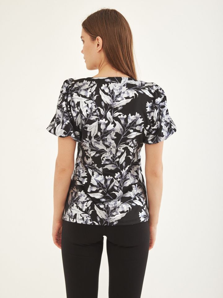 חולצה דפוס פוייל שרוול בלון בצבע שחור