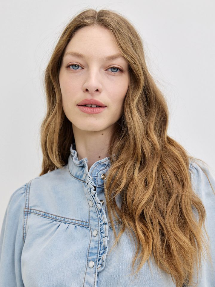 חולצה ג’ינס צוארון מלמלה בצבע ג’ינס בהיר