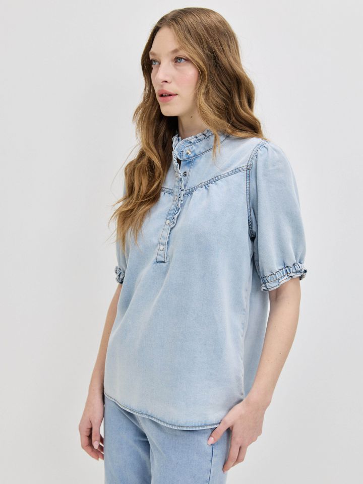 חולצה ג’ינס צוארון מלמלה בצבע ג’ינס בהיר