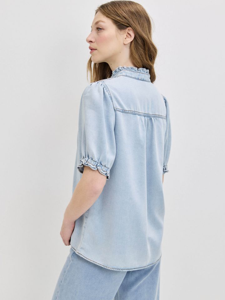 חולצה ג’ינס צוארון מלמלה בצבע ג’ינס בהיר