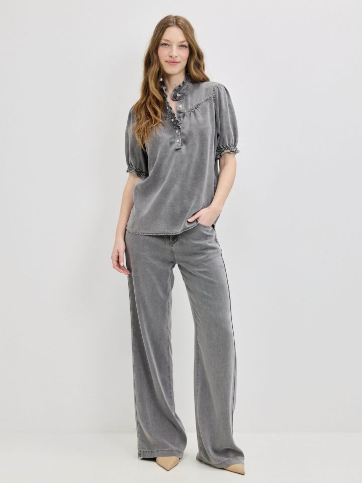 חולצה ג’ינס צוארון מלמלה בצבע ג’ינס אפור