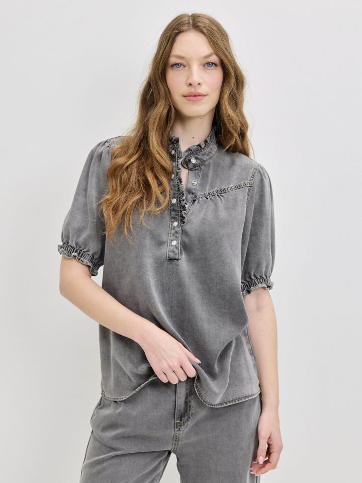 חולצה ג’ינס צוארון מלמלה בצבע ג’ינס אפור