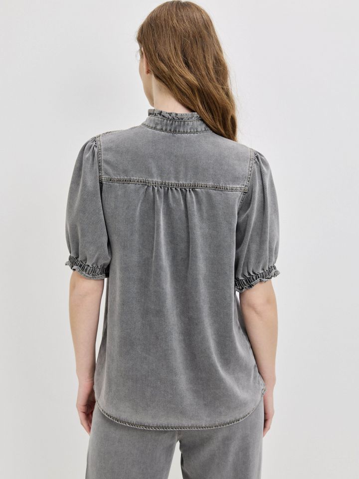 חולצה ג’ינס צוארון מלמלה בצבע ג’ינס אפור