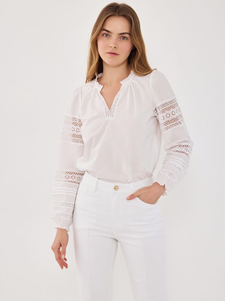 חולצה V קרושה בצבע לבן