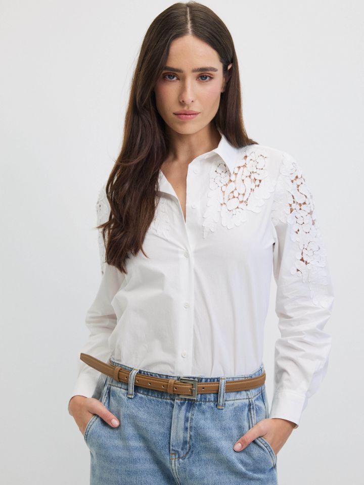 חולצה ריקמות עלים בצבע לבן