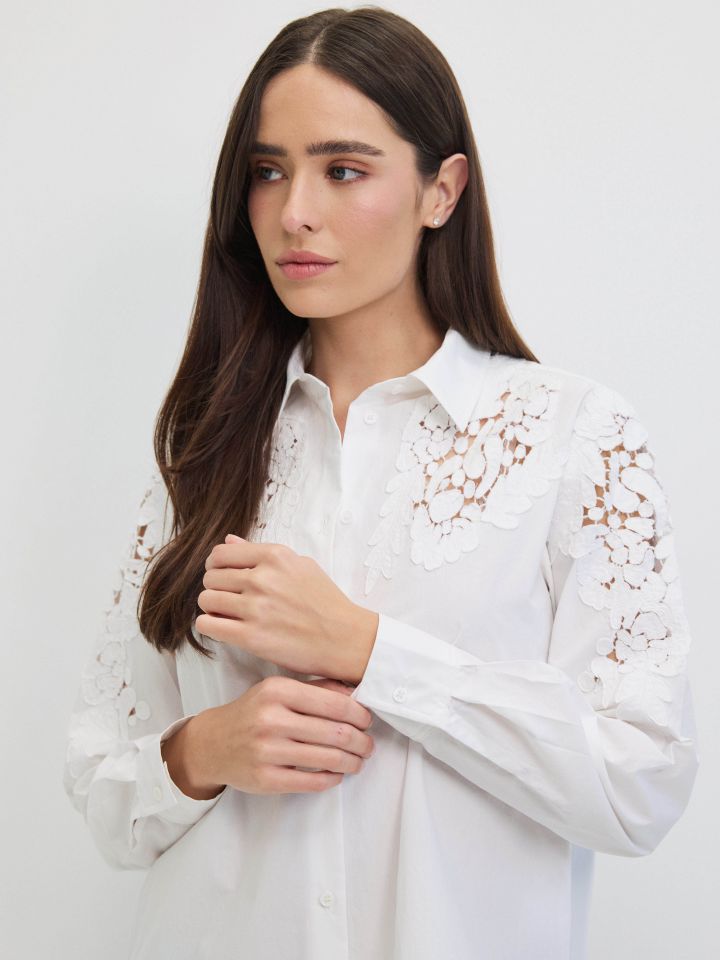 חולצה ריקמות עלים בצבע לבן