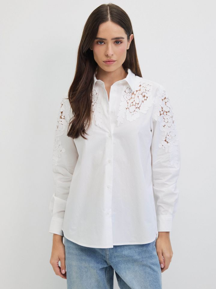 חולצה ריקמות עלים בצבע לבן