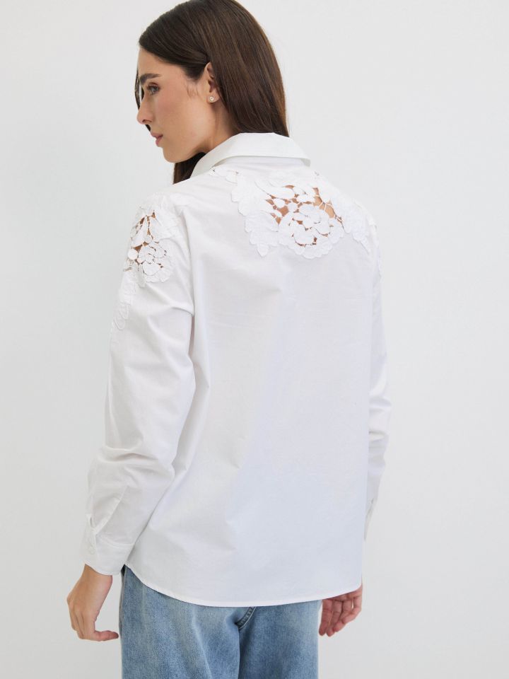 חולצה ריקמות עלים בצבע לבן