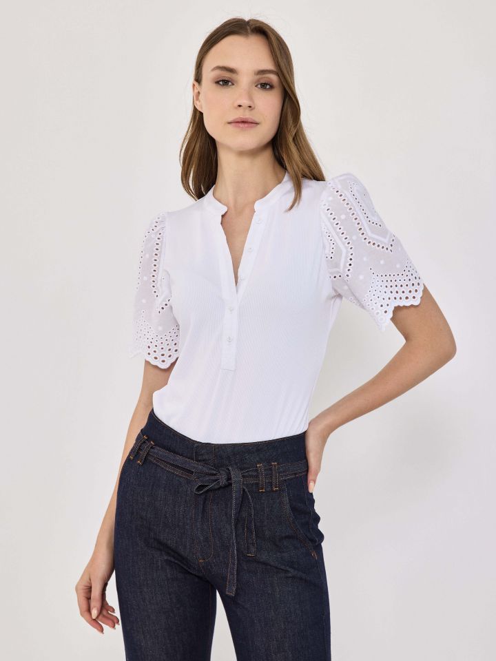 חולצה ריב שרוול קרושה בצבע לבן