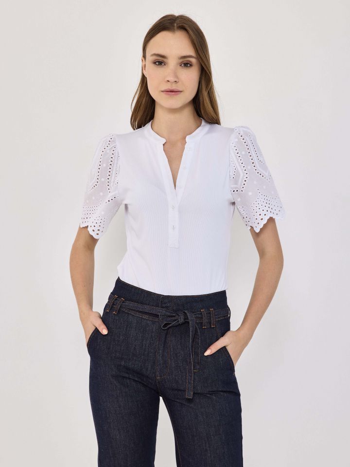 חולצה ריב שרוול קרושה בצבע לבן