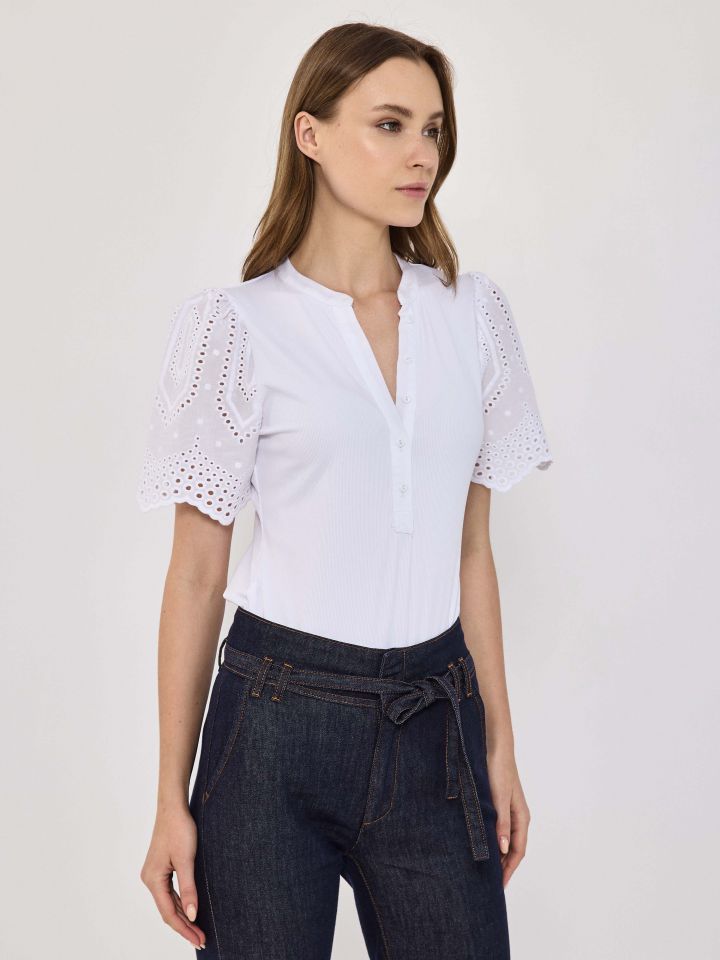 חולצה ריב שרוול קרושה בצבע לבן