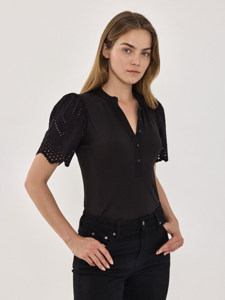 חולצה ריב שרוול קרושה בצבע שחור
