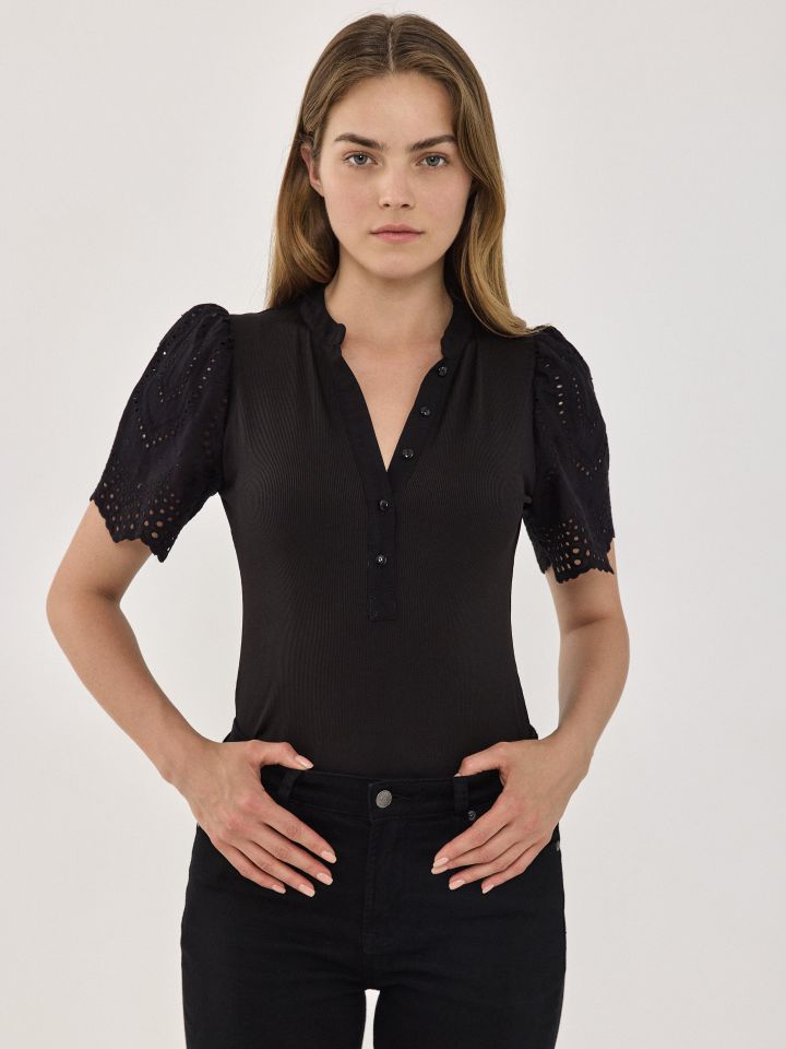 חולצה ריב שרוול קרושה בצבע שחור