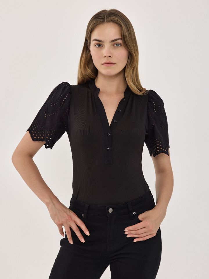 חולצה ריב שרוול קרושה בצבע שחור