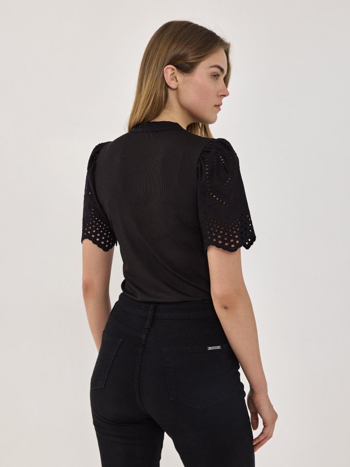 חולצה ריב שרוול קרושה בצבע שחור