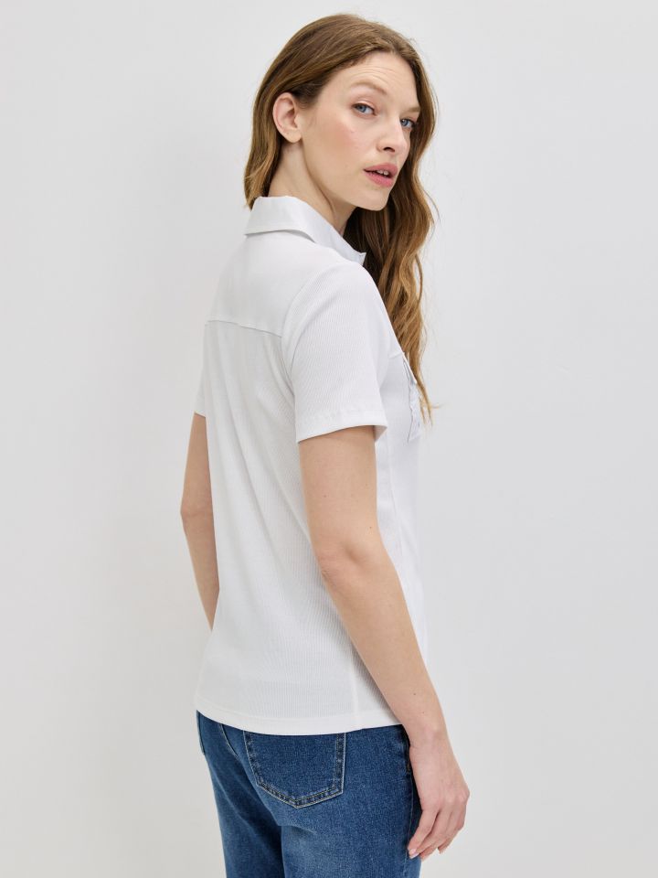 חולצה כיסים בצבע לבן