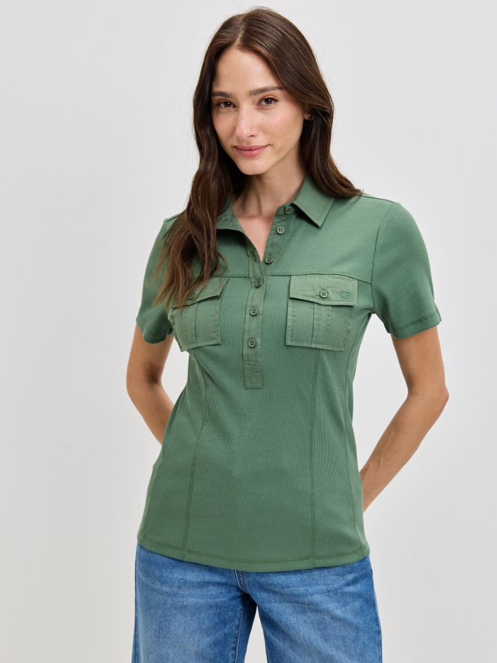 חולצה כיסים בצבע זית בהיר