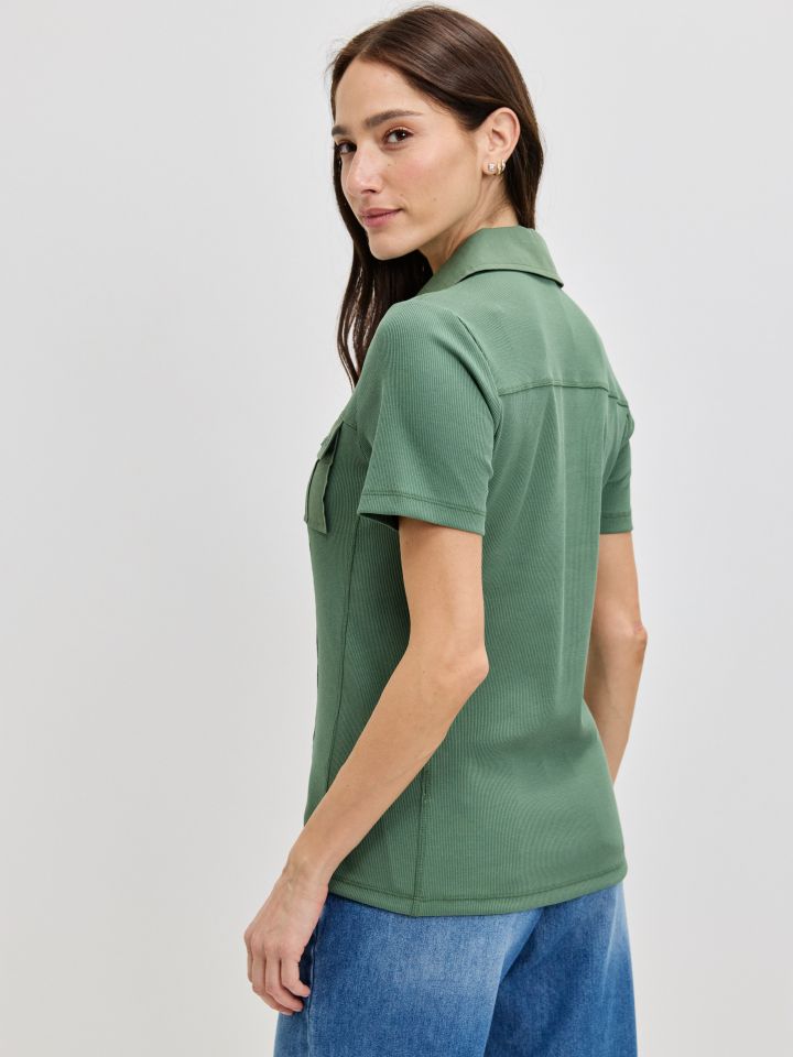 חולצה כיסים בצבע זית בהיר