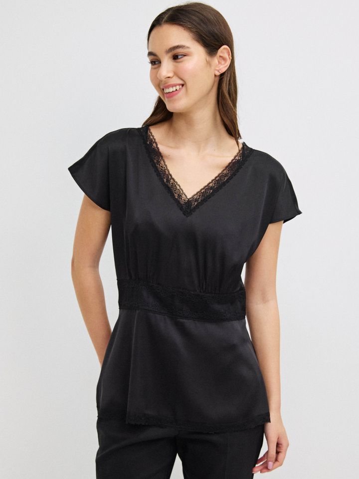 חולצה V שילוב תחרות בצבע שחור