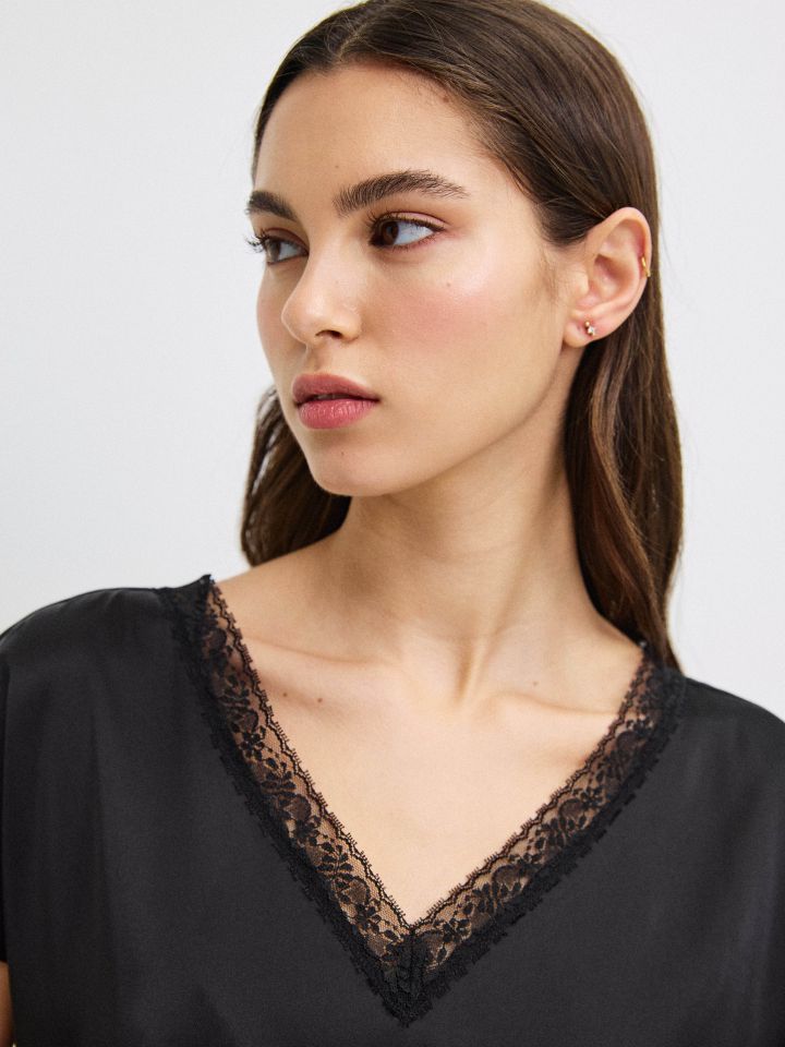 חולצה V שילוב תחרות בצבע שחור