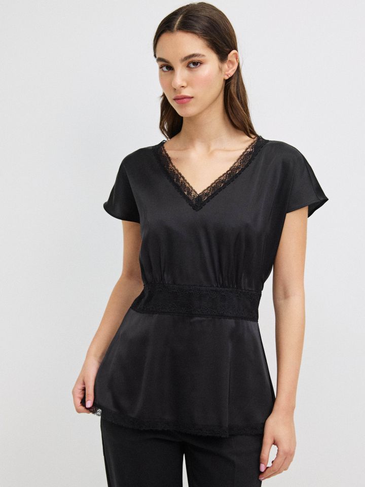 חולצה V שילוב תחרות בצבע שחור