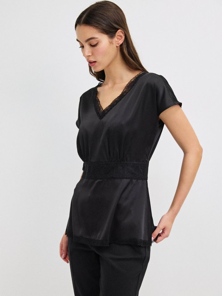 חולצה V שילוב תחרות בצבע שחור