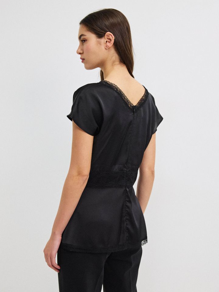 חולצה V שילוב תחרות בצבע שחור