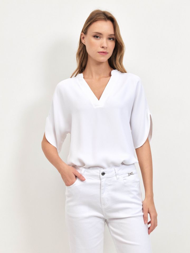 חולצה V NATALY בצבע לבן