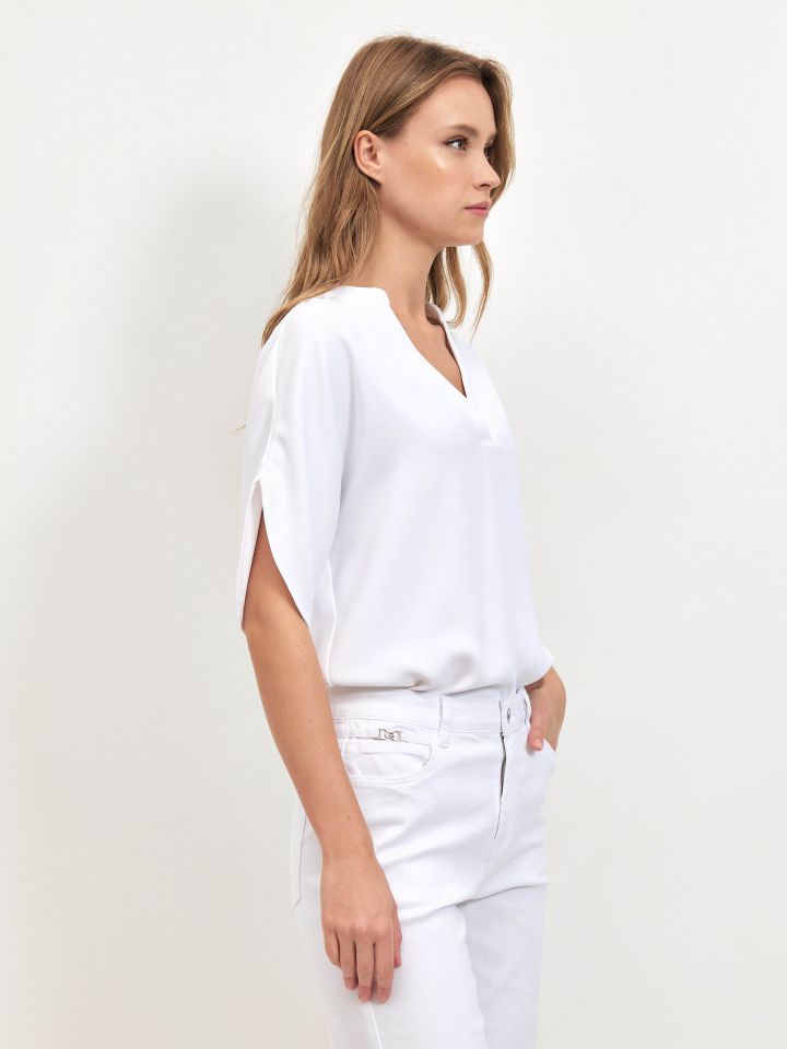 חולצה V NATALY בצבע לבן