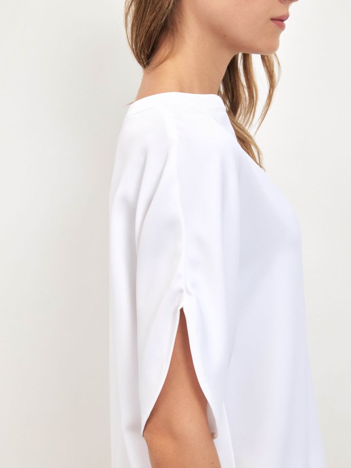 חולצה V NATALY בצבע לבן