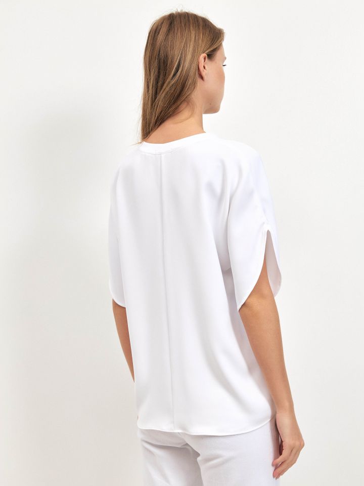 חולצה V NATALY בצבע לבן