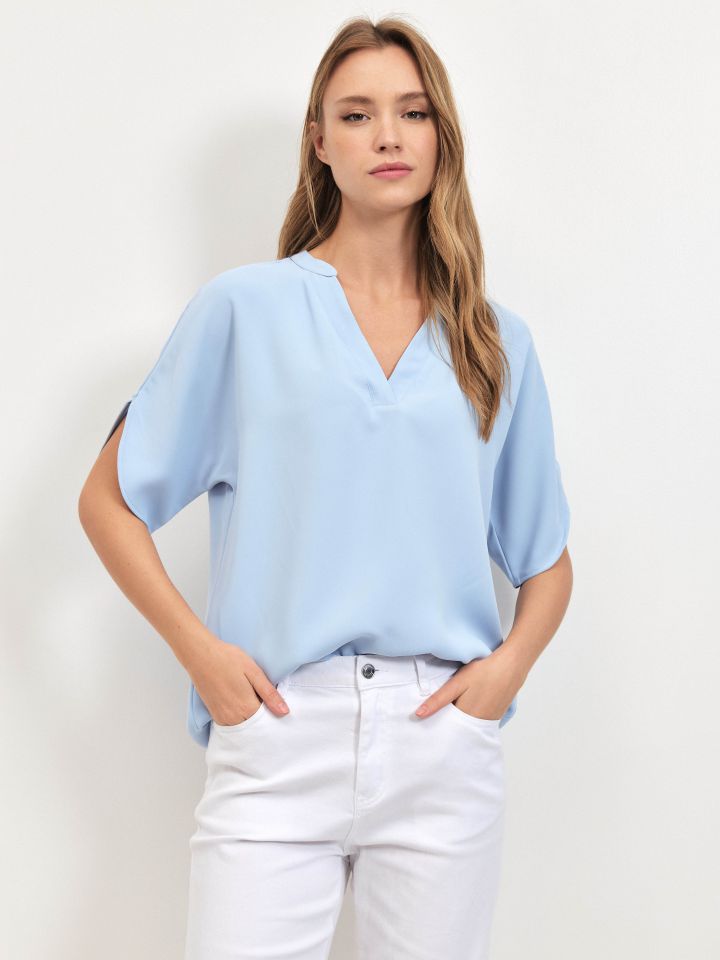 חולצה V NATALY בצבע תכלת
