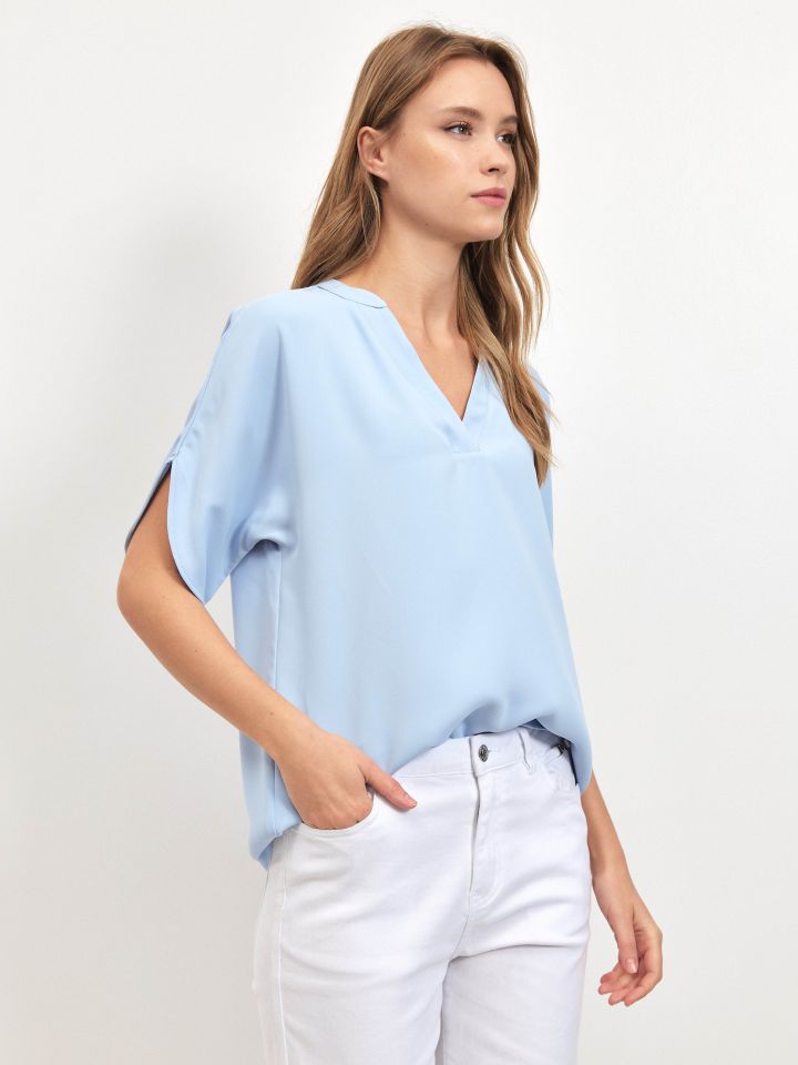 חולצה V NATALY בצבע תכלת