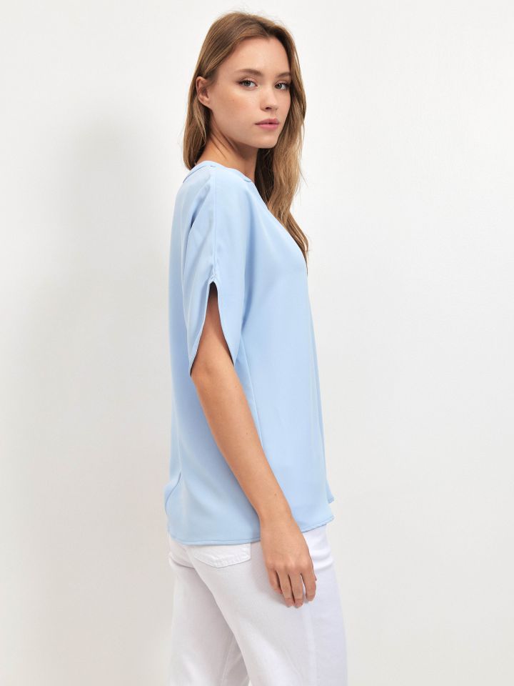 חולצה V NATALY בצבע תכלת