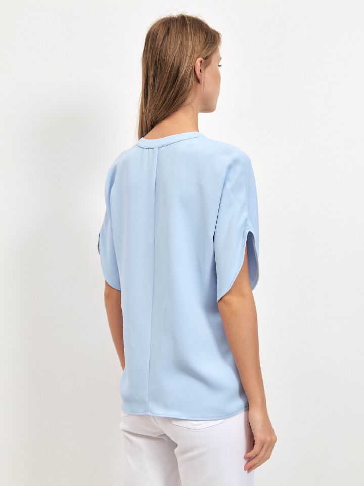 חולצה V NATALY בצבע תכלת