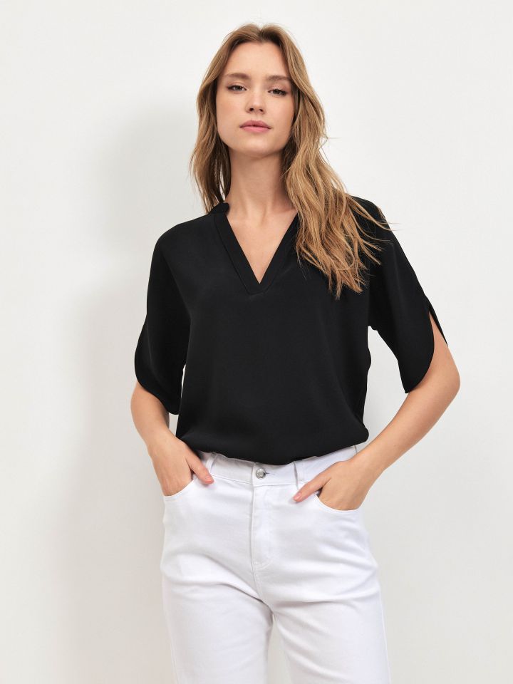 חולצה V NATALY בצבע שחור