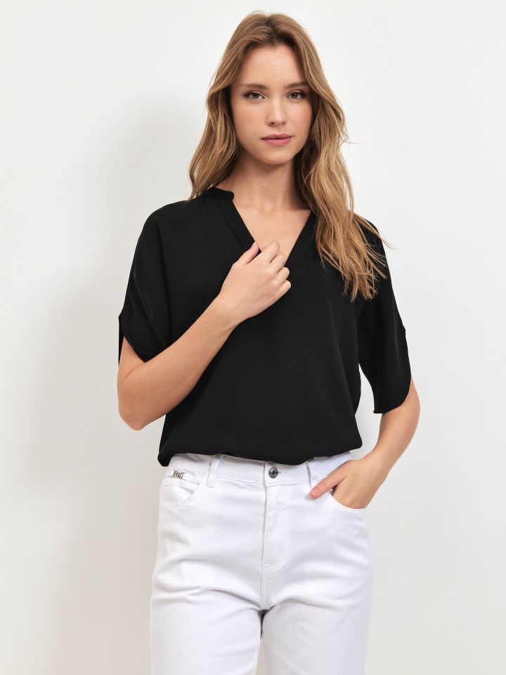 חולצה V NATALY בצבע שחור