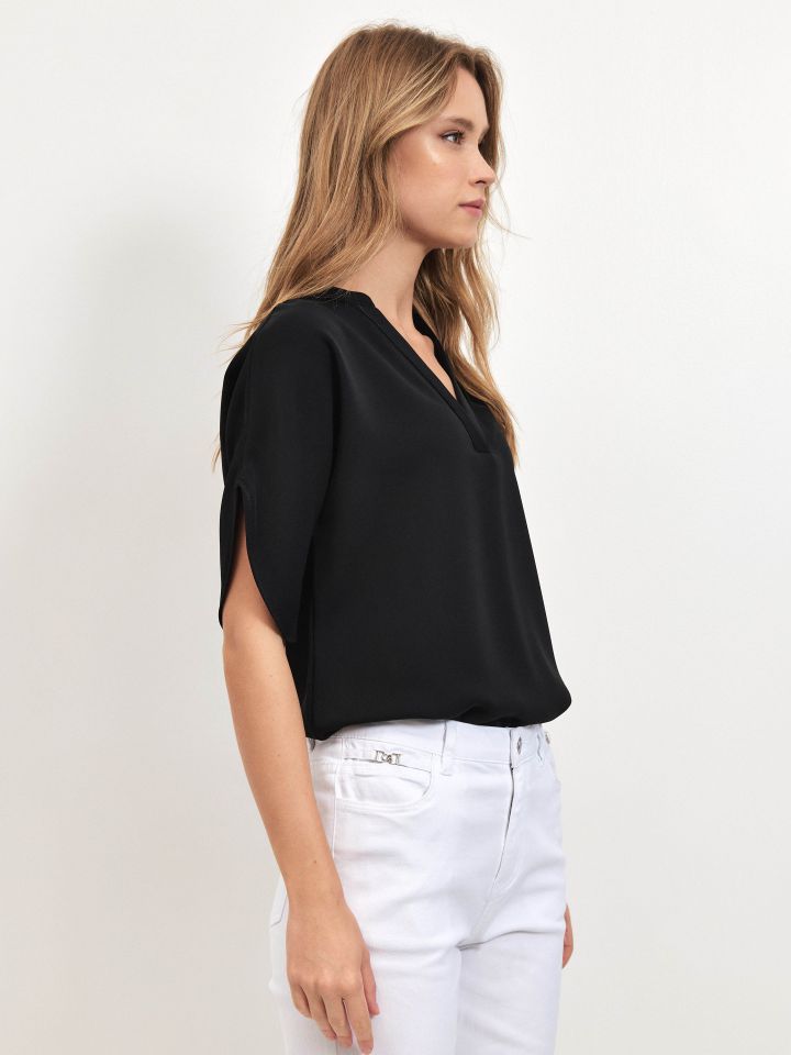 חולצה V NATALY בצבע שחור