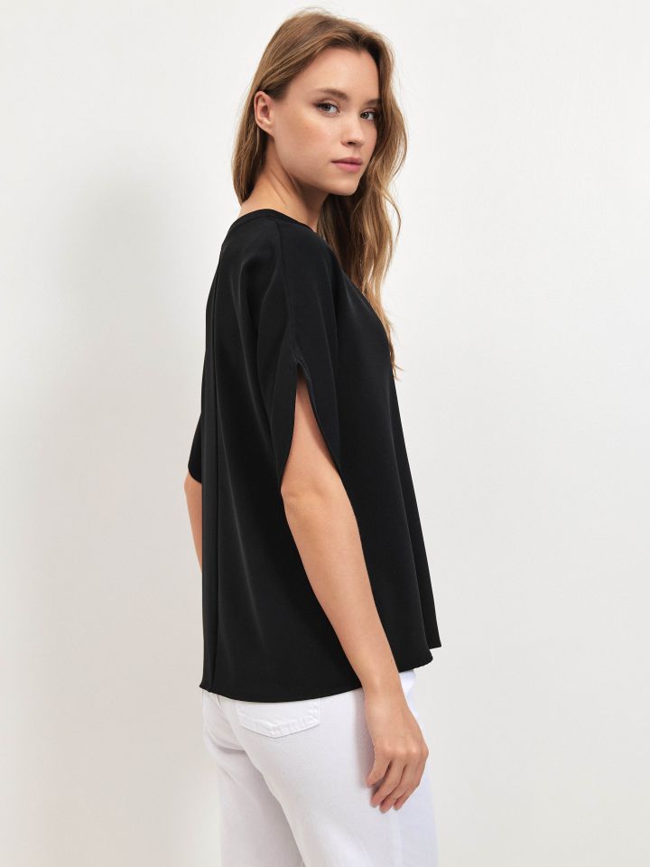 חולצה V NATALY בצבע שחור