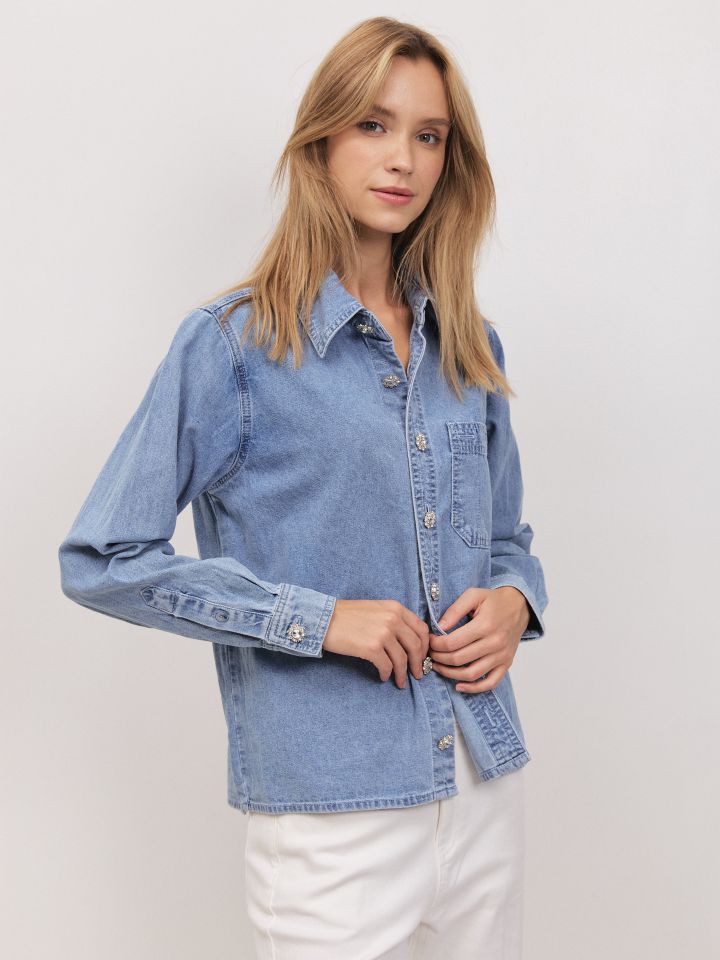 חולצה ג’ינס  כיס כפתוריים דמוי יהלומים בצבע ג’ינס בהיר