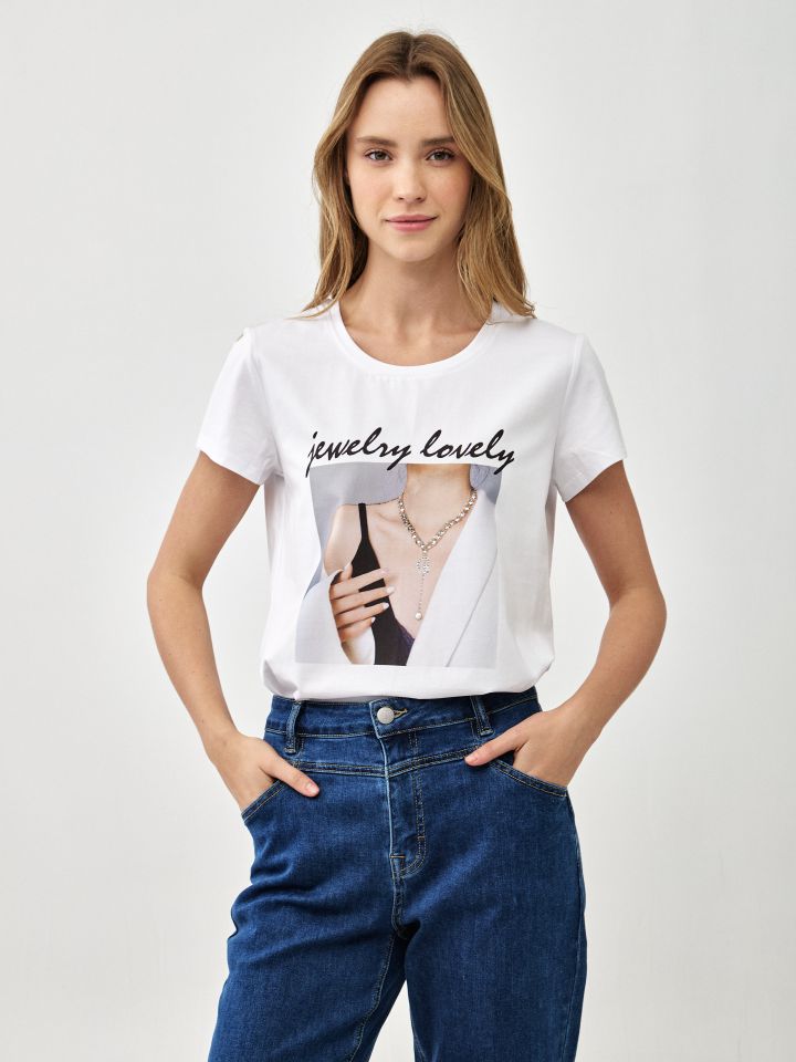 חולצה דפוס שרשרת PROMO בצבע לבן