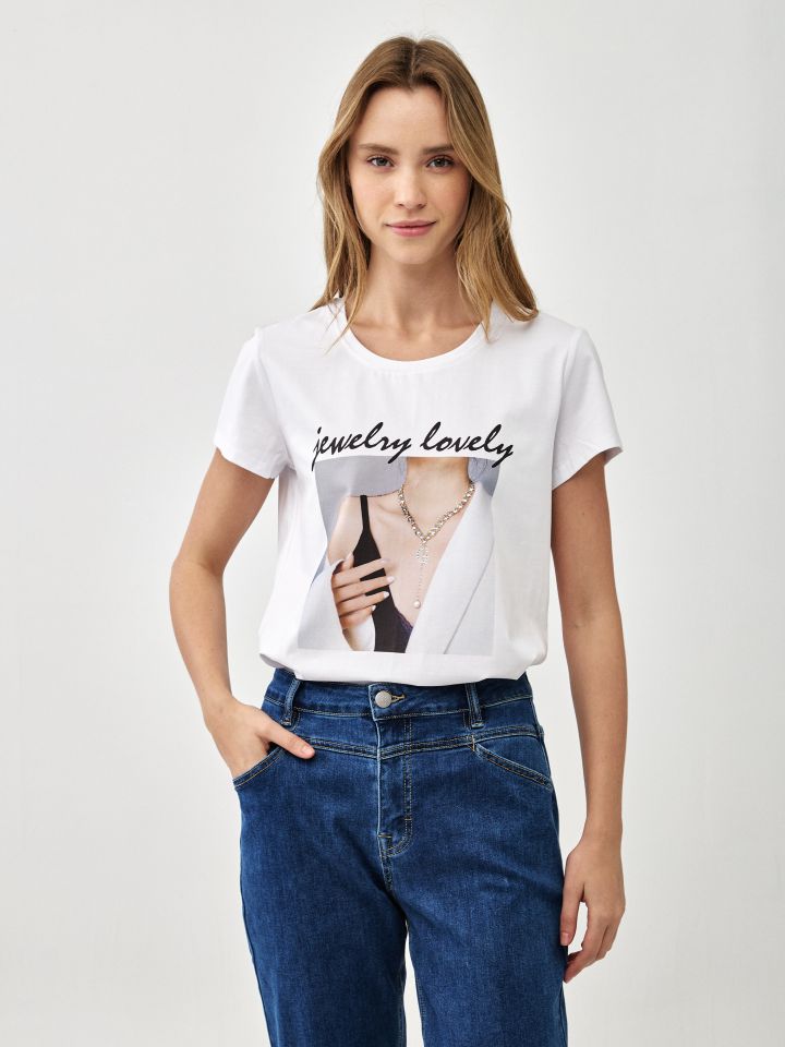 חולצה דפוס שרשרת PROMO בצבע לבן