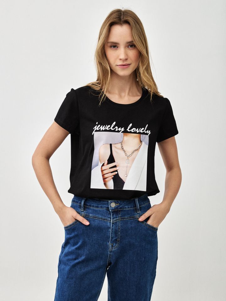 חולצה דפוס שרשרת PROMO בצבע שחור